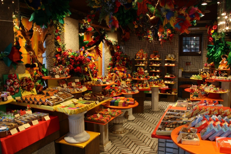 vitrine-SILLANS LA CASCADE-min_candy_store_chocolate_shop_chocolate_switzerland-393515