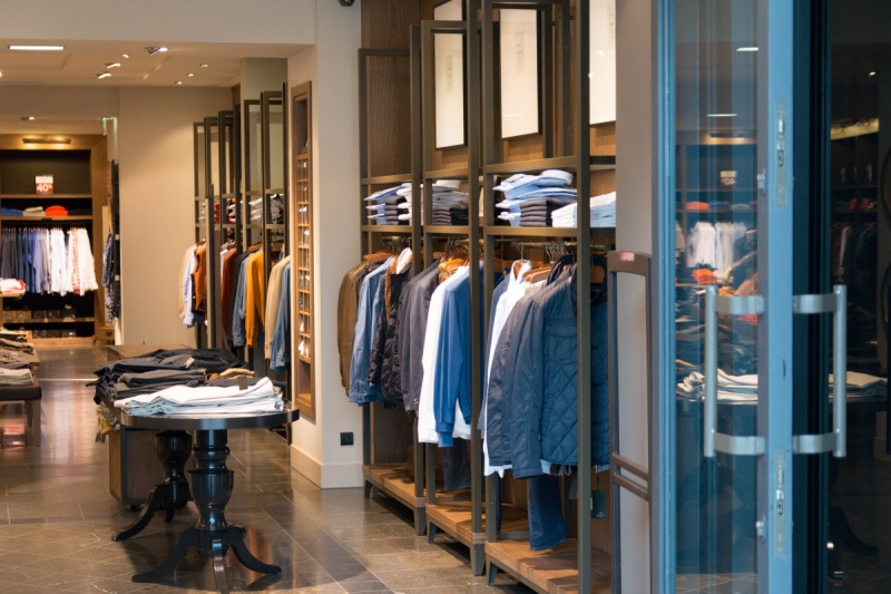 vitrine-SILLANS LA CASCADE-min_shop_clothes_clothing_shopping_mall_shopping_kielce_crown_poland-862477