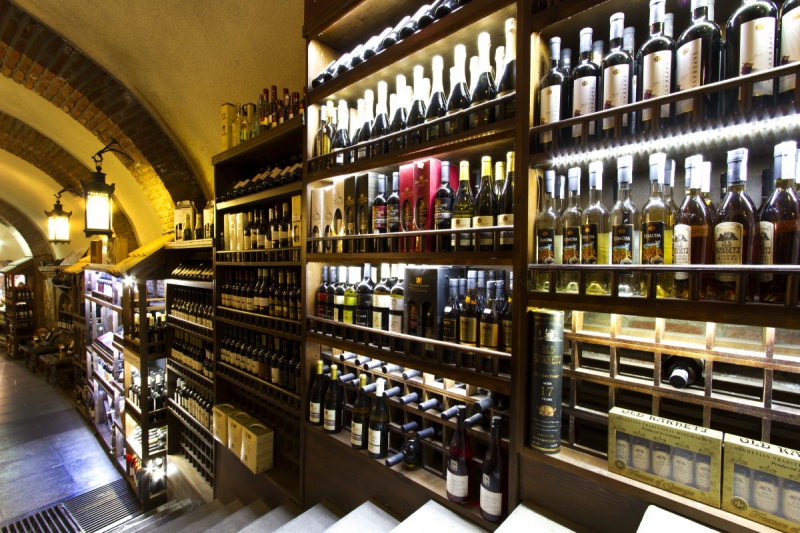 vitrine-SILLANS LA CASCADE-min_world_street_travel_shop_canon_georgia_wine_bottles-429767